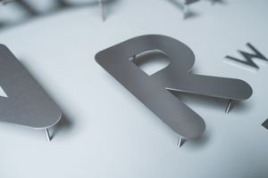 Metallbuchstabe R Metallbuchstabe R mit gebürsteter Oberfläche