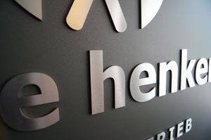 Metallbuchstaben auf Dibondplatte Metallbuchstaben auf Dibondplatte - Schilder mit Metallbuchstaben