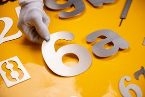 Hausnummer Edelstahl Hausnummer 6a aus gebürstetem Edelstahl