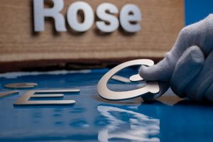 Hochwertige Metallbuchstaben Hochwertige Metallbuchstaben mit gebürsteter Oberfläche