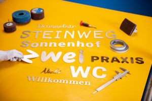 Metallbuchstaben gebürstet und poliert Metallbuchstaben aus Edelstahl - gebürstet und poliert