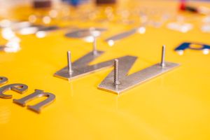Metallbuchstaben - Bolzenbefestigung Metallbuchstaben mit geschweißten Gewindebolzen