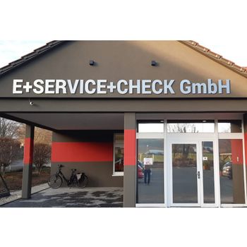 Große Metallbuchstaben Große Metallbuchstaben aus gebürstetem Edelstahl an Fassade