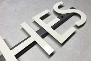 Pulverbeschichtung in RAL Farbtönen Pulverbeschichtung von Schriftzügen in RAL Farbtönen