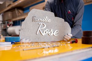 Schriftzug Familie Rose Schriftzug Familie Rose aus gebürstetem Edelstahl an Findling