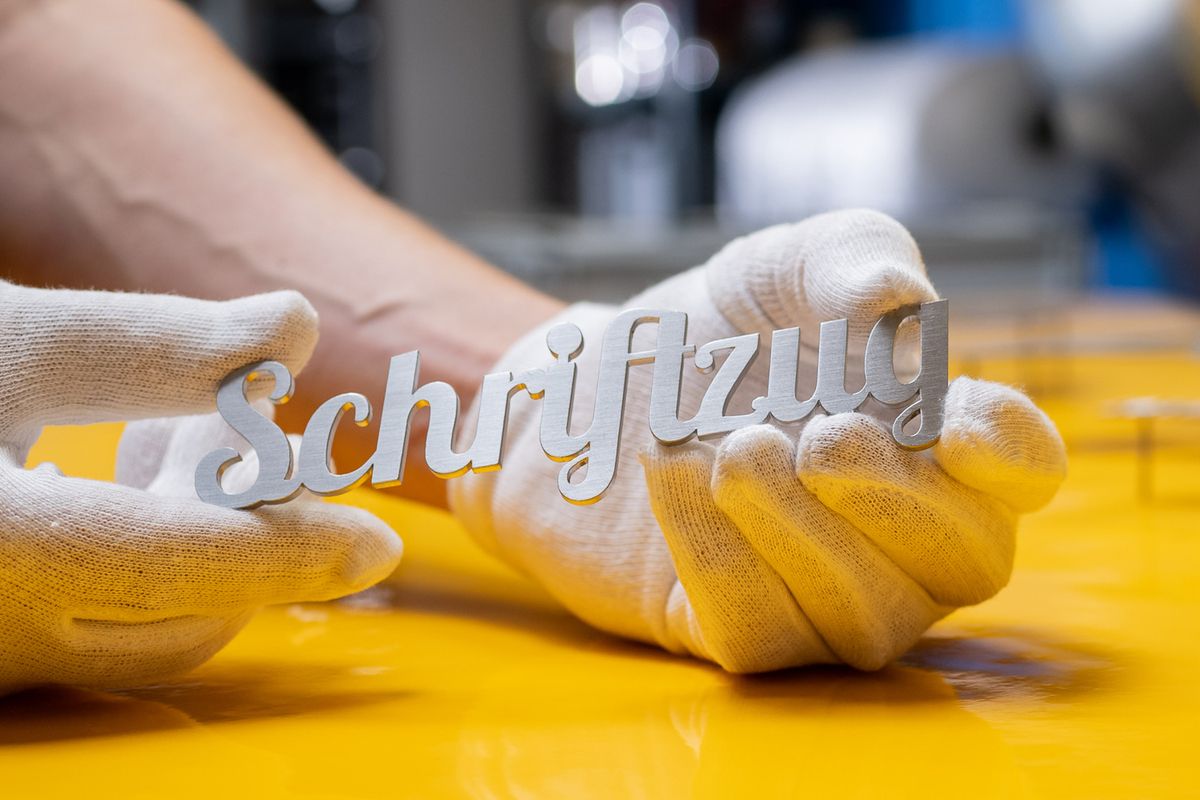 Schriftzug Edelstahl Schriftzug aus gebürstetem Edelstahl