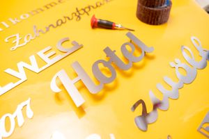 Schriftzug Hotel Schriftzug Hotel aus gebürstetem Edelstahl